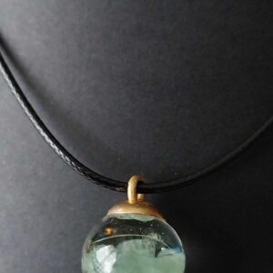 Collier boule en verre rempli d'aventurine