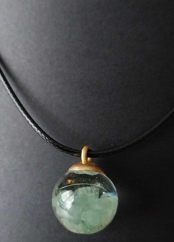 Collier boule en verre rempli d'aventurine