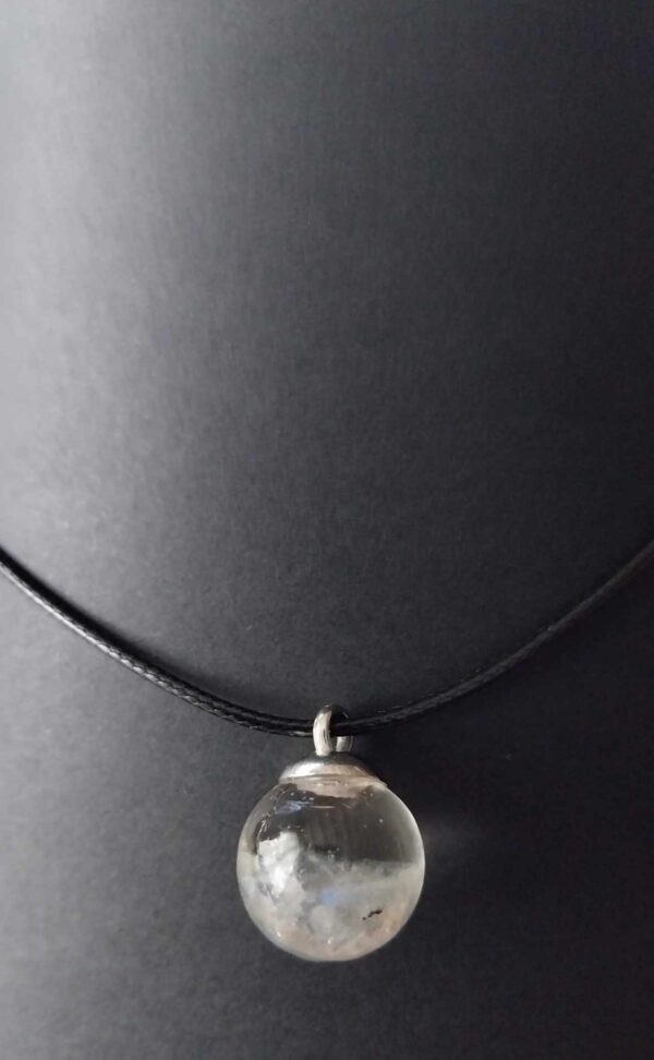 Collier boule en verre rempli de howlite