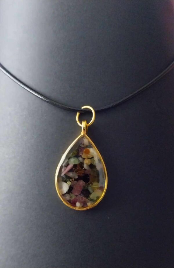 collier goutte rempli de tourmaline