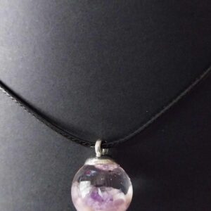 Collier boule en verre rempli de lépidolite