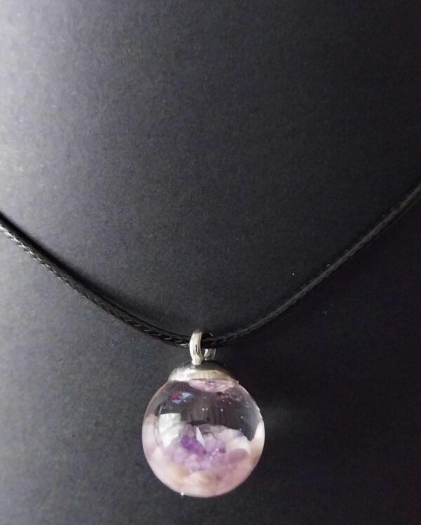 Collier boule en verre rempli de lépidolite