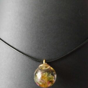 Collier boule en verre rempli de tourmaline