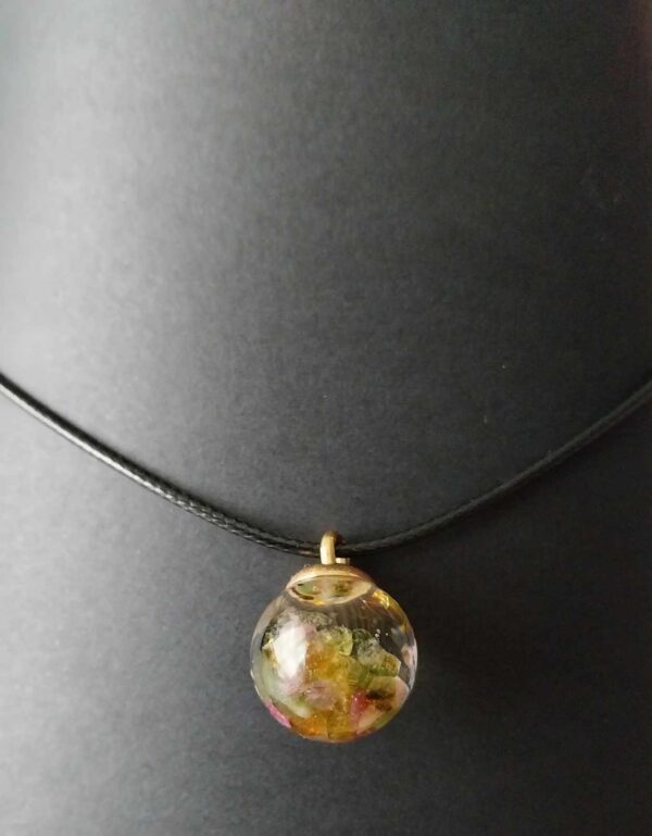 Collier boule en verre rempli de tourmaline